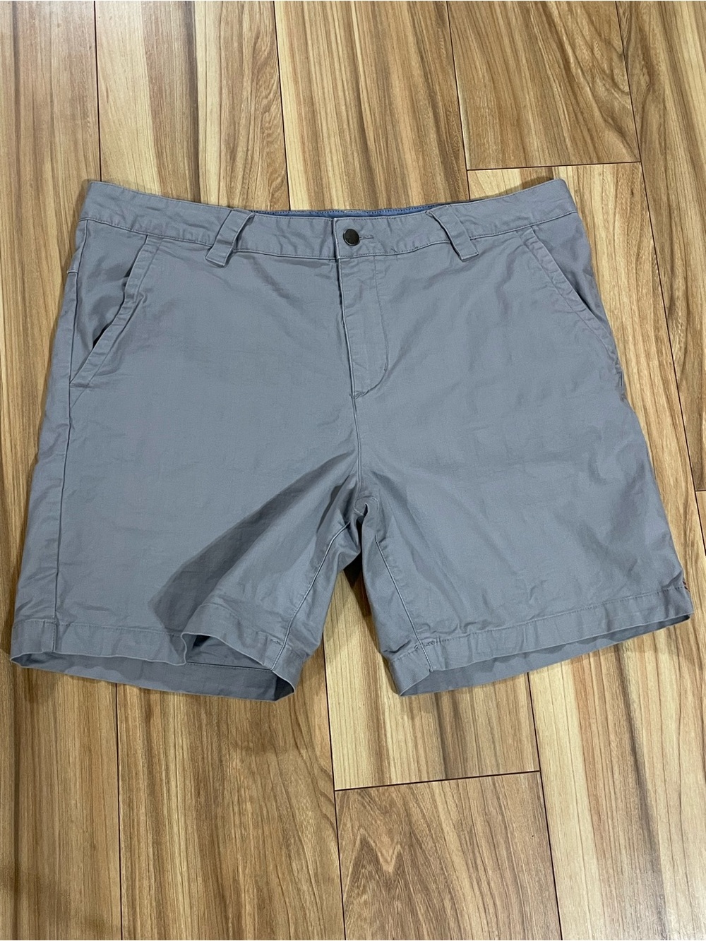 Toad&Co Swerve Men's Light Gray Flat-Front Shorts.